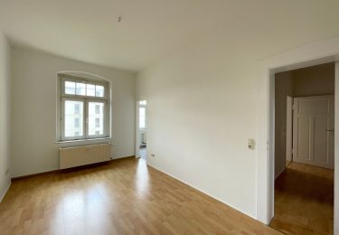 Wohnzimmer mit abgehender Küche