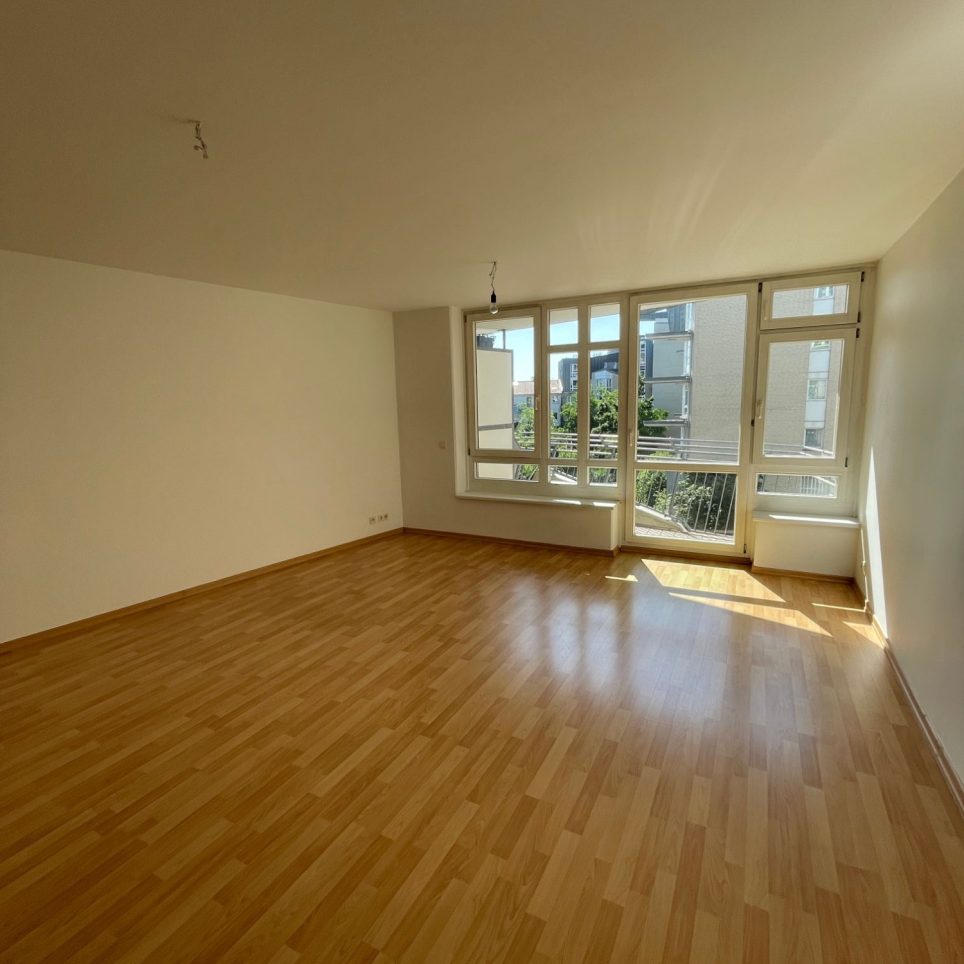Wohnzimmer mit Balkon