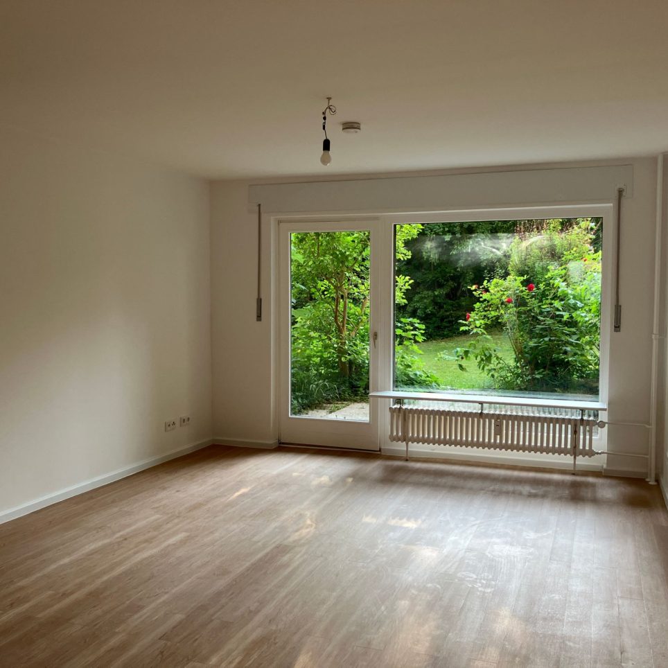 heller Wohnbereich mit Zugang zur Terrasse