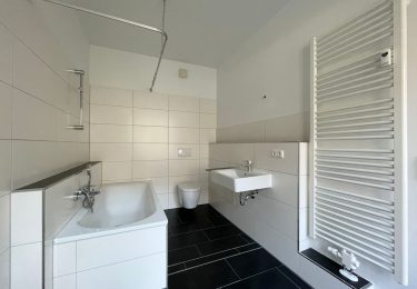 Tageslichtbad mit Wanne + HHK
