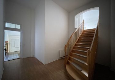 Eingangsbereich mit Massivholztreppe