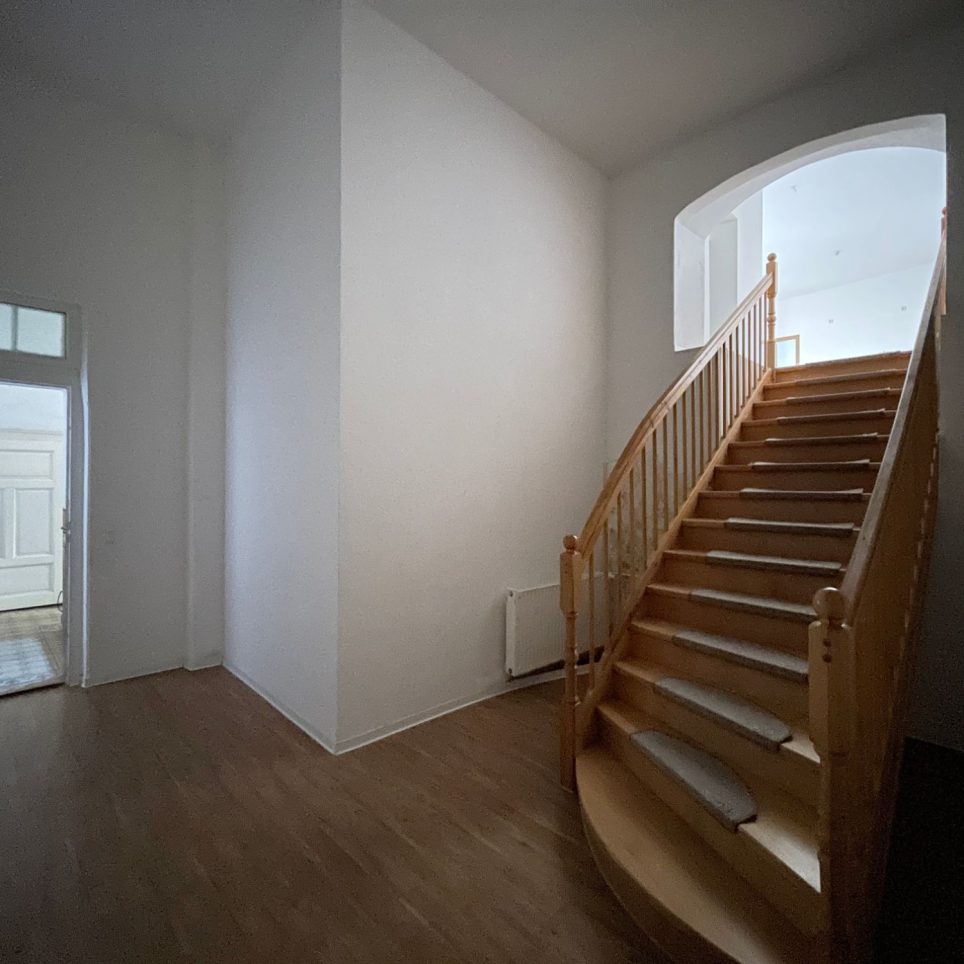 Eingangsbereich mit Massivholztreppe