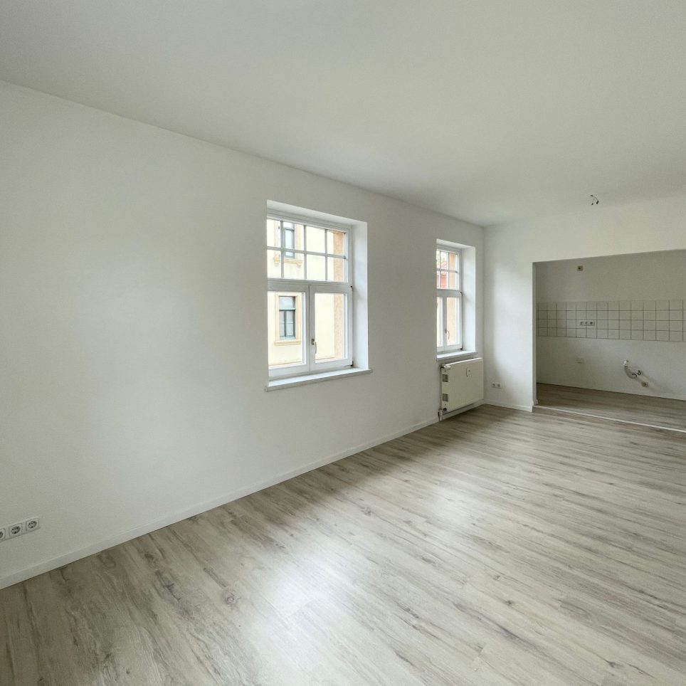 Wohnzimmer mit Blick zur halboffenen Küche