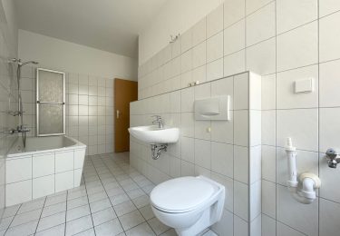 Tageslichtbad mit Wanne + WM-Anschluss