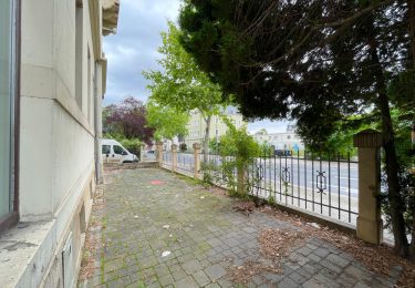Große, straßenseitige Terrasse