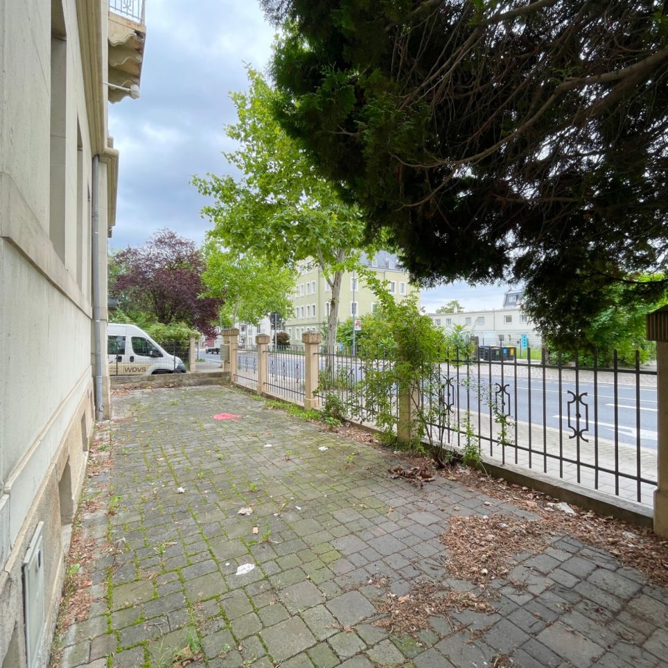 Große, straßenseitige Terrasse