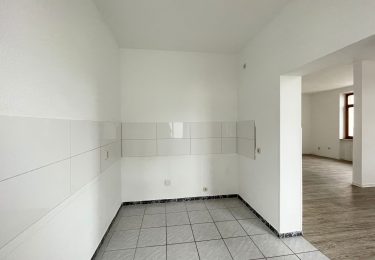 Halboffene, geflieste Küche mit Fliesenspiegel