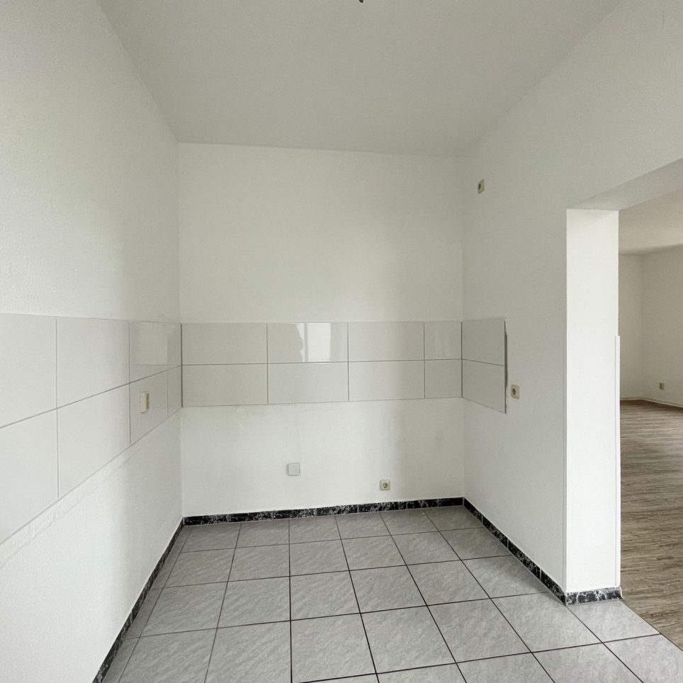 Halboffene, geflieste Küche mit Fliesenspiegel