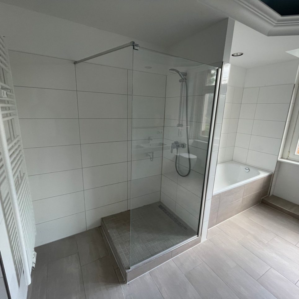 Dusche und Wanne
