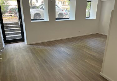 Hauptraum mit Schaufenster