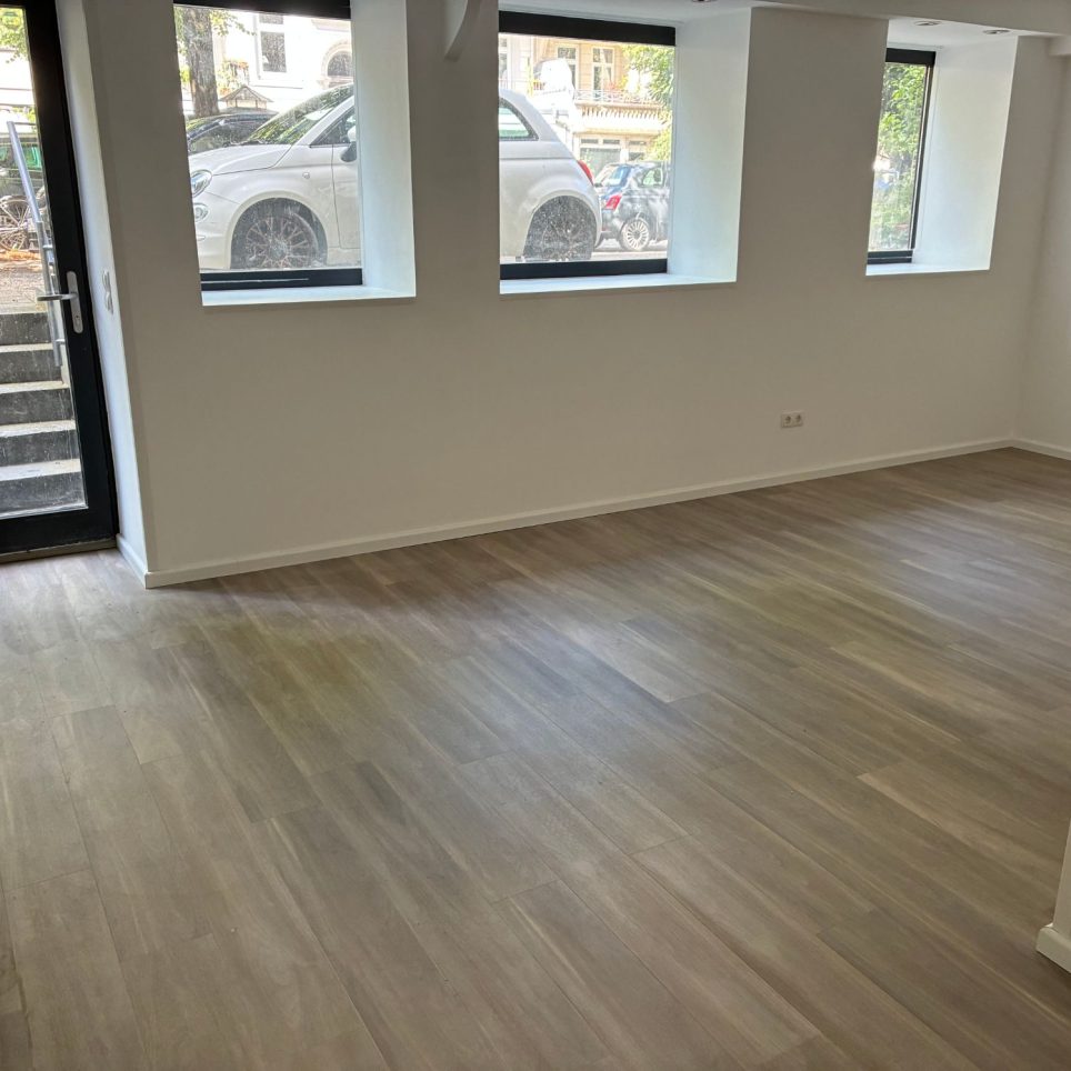Hauptraum mit Schaufenster