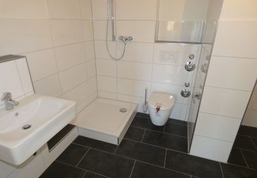 Bad, Duschbereich, Musterfoto