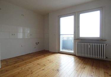 Wohnküche mit Zugang zum Balkon