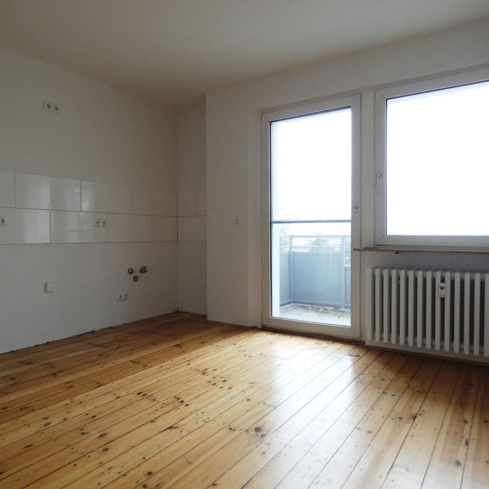 Wohnküche mit Zugang zum Balkon