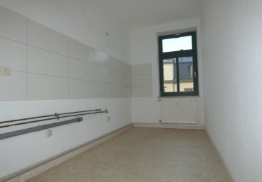 Küche mit modernem Fliesenspiegel