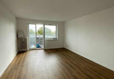 Wohnzimmer mit Balkon (noch im Ausbau)