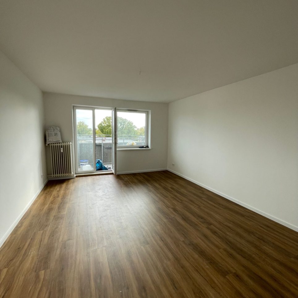 Wohnzimmer mit Balkon (noch im Ausbau)