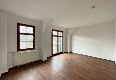Wohnzimmer mit abgehendem Balkon - exemplarisch