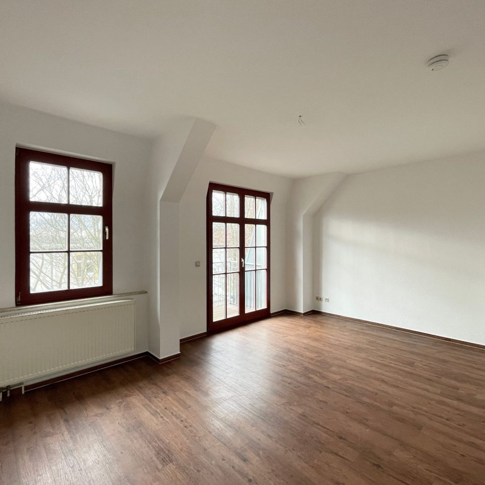 Wohnzimmer mit abgehendem Balkon - exemplarisch
