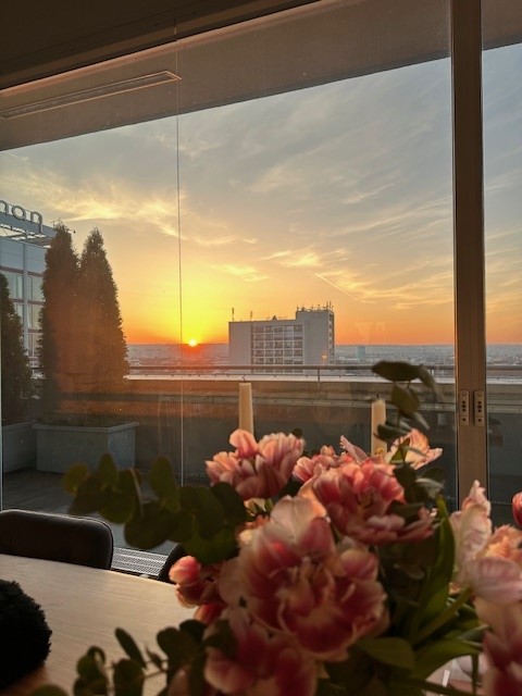 Golden Hour am Tisch – Raum für Genuss & Gespräche