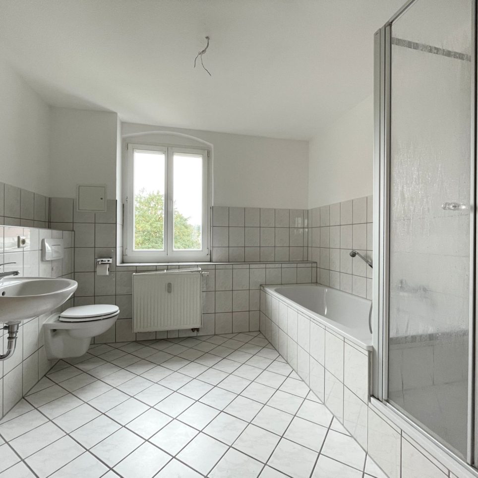 Tageslichtbad mit Wanne und Dusche