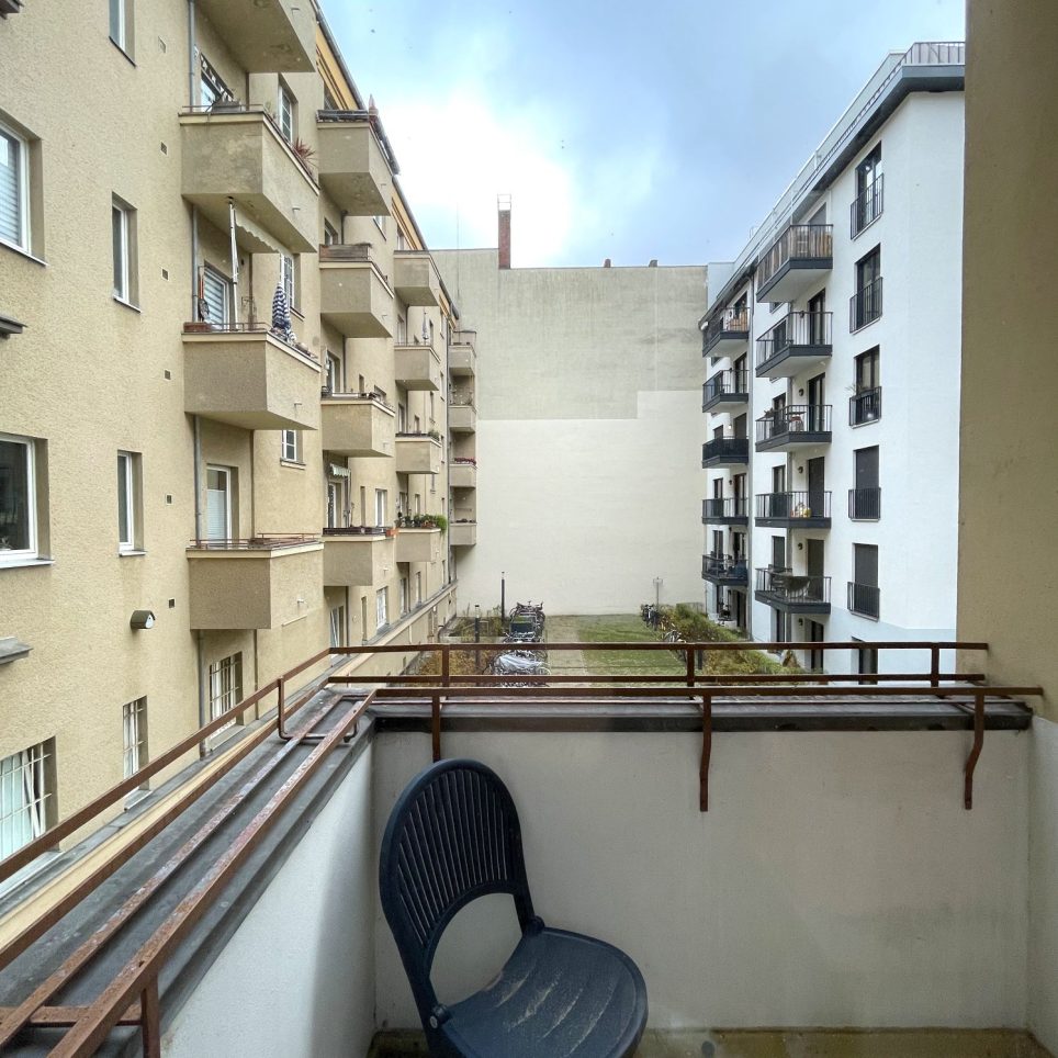 hofseitiger Balkon