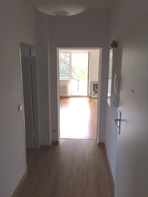 Blick von Flur ins Zimmer