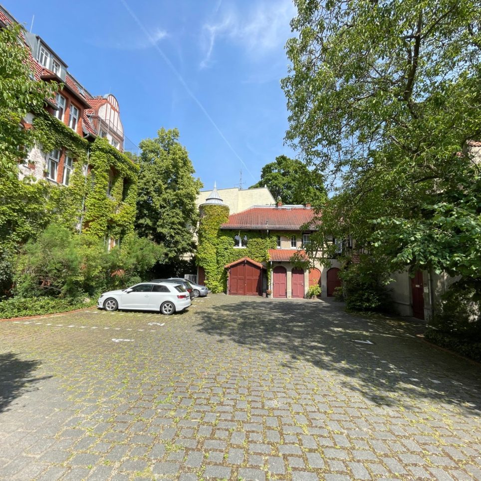 Hof mit Stellplätzen