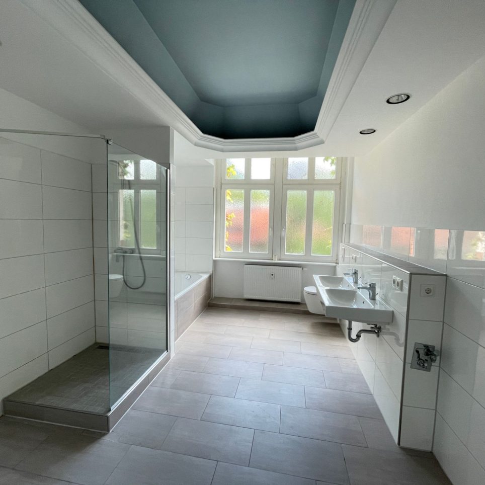 modern gefliestes Bad