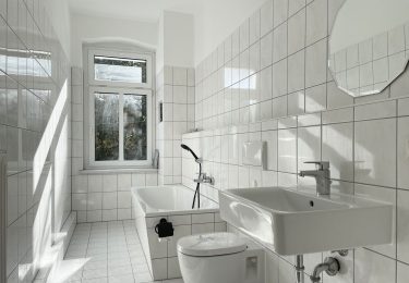 Tageslichtbad mit Wanne