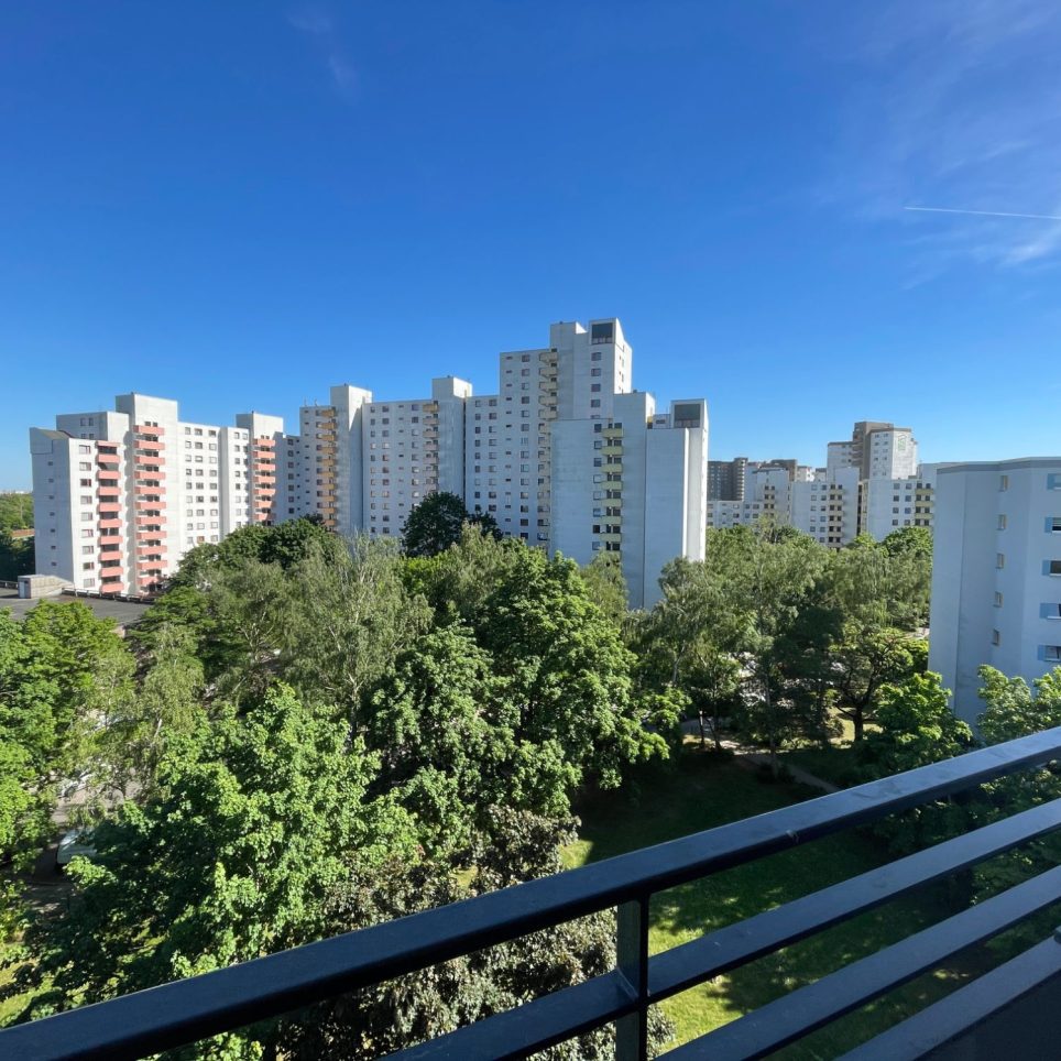 MUSTERBILD Balkon mit Ausblick
