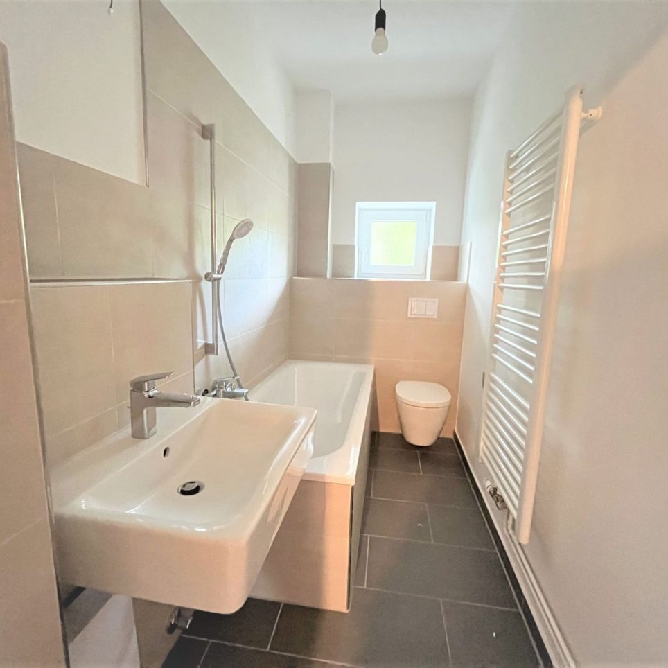 MUSTERBILD Bad mit Wanne