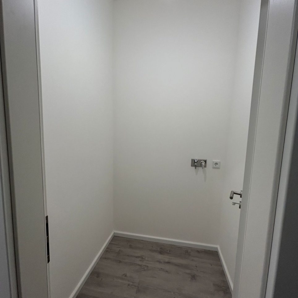 Abstellraum mit Waschmaschinenanschluss