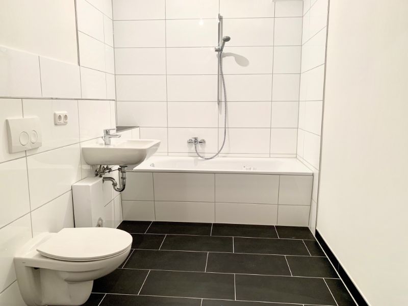 Innenliegendes Wannenbad mit WM-Anschluss + HHK