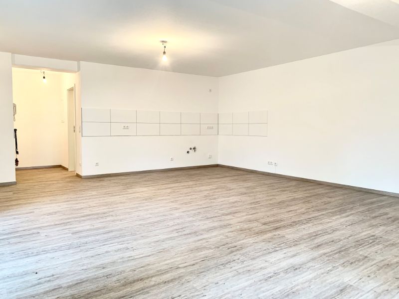 Offene Küche mit Fliesenspiegel