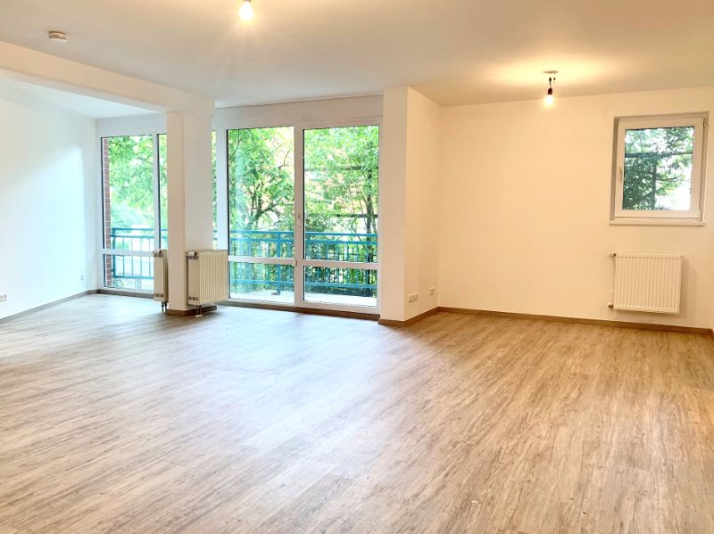 Großer Wohnraum mit Blick zum Balkon