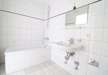 Innenliegendes Wannenbad mit HHK