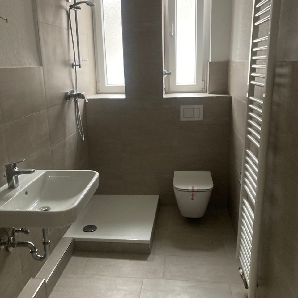 Duschkabine wird installiert