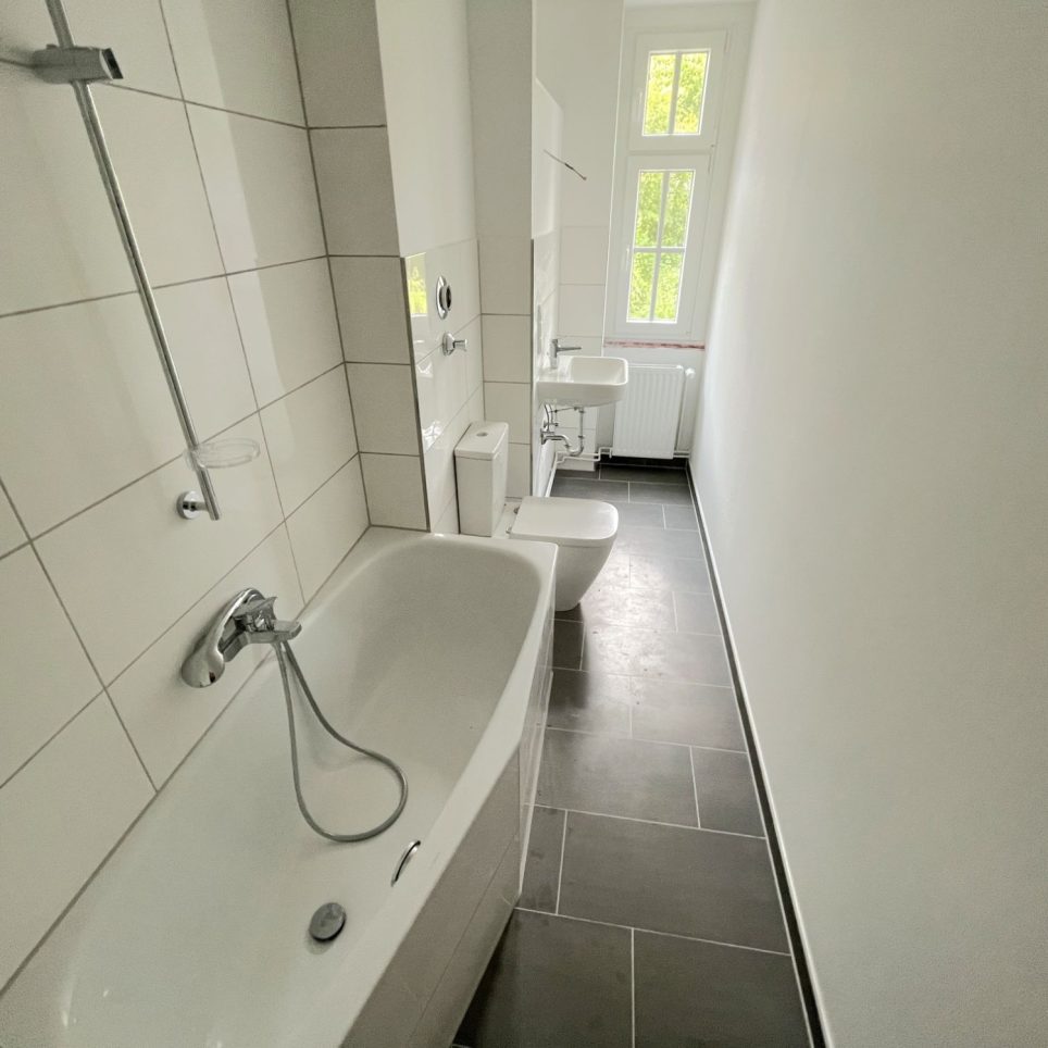 MUSTERBILD modern gefliestes Bad