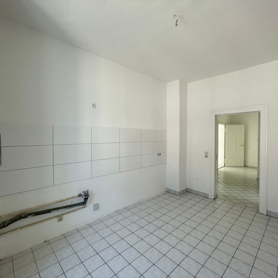 Geflieste, große Küche mit Fliesenspiegel