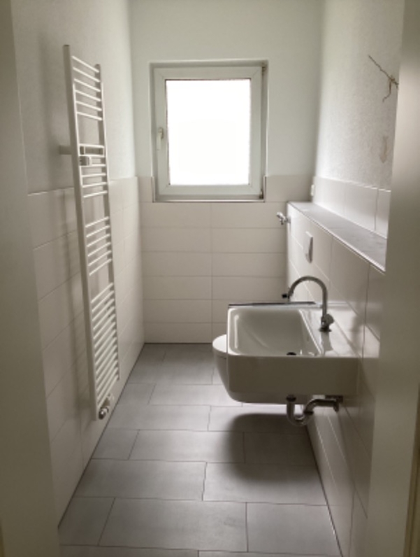 Gäste-WC mit Waschmaschinenanschluss