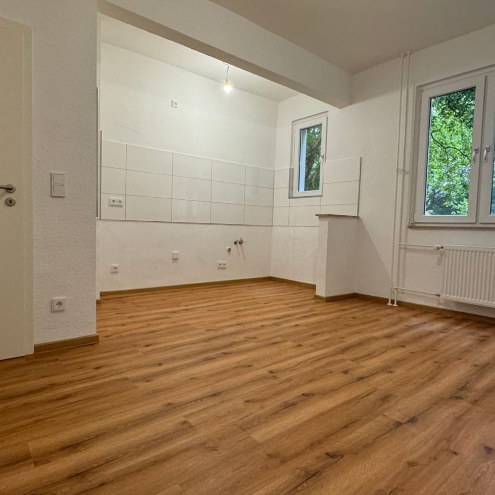 Originalfoto Wohnraum mit offener Kochküche