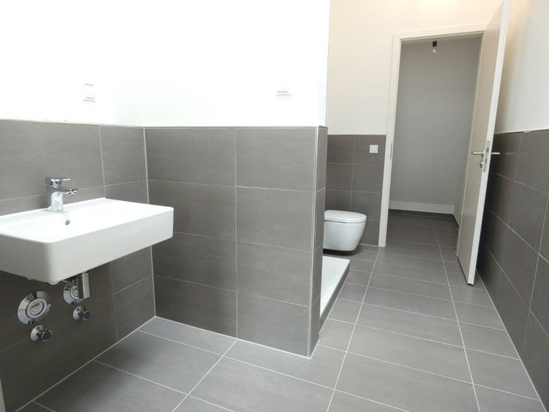 Zweites Duschbad mit Waschmaschinenraum