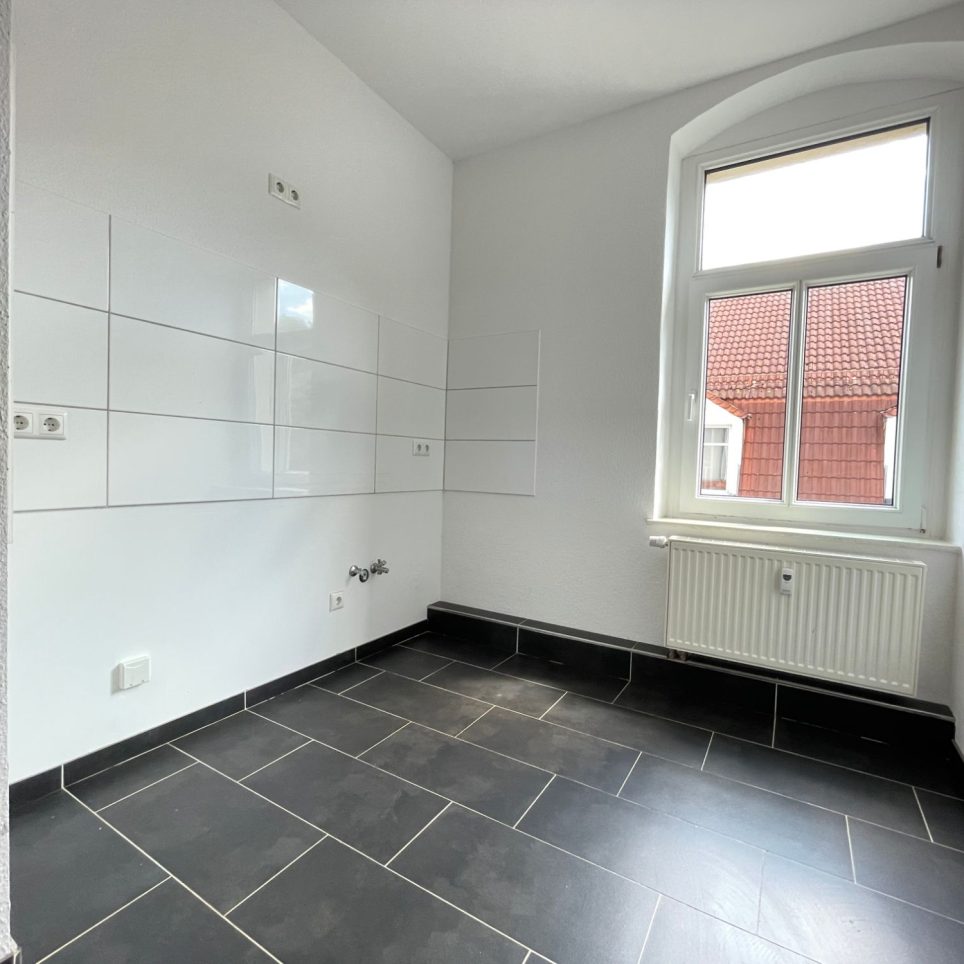 Geflieste Küche mit Fliesenspiegel