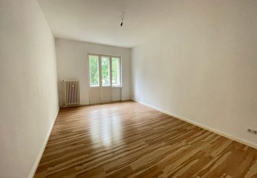 MUSTERBILD geräumiges Zimmer mit Laminat