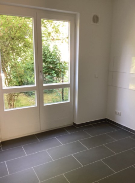 Küche mit Herd und Spüle