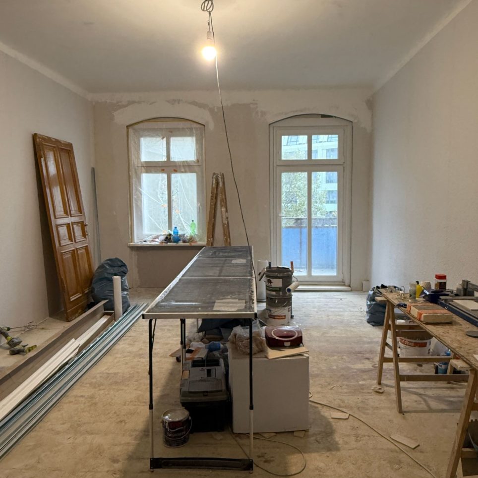 Wohnbereich mit Balkon im Sanierungszustand
